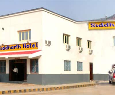 https://imgcld.yatra.com/ytimages/image/upload/t_hotel_yatra_city_desktop/v1435830437/Domestic Hotels/Hotel_Rajgir/Siddharth Hotel/sIDDHART-HOTEL-FRONT-VIEW.jpg